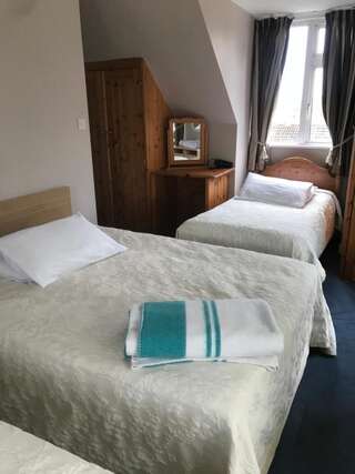 Отели типа «постель и завтрак» Kinsale B&B Scilly Трехместный номер с собственной ванной комнатой-1
